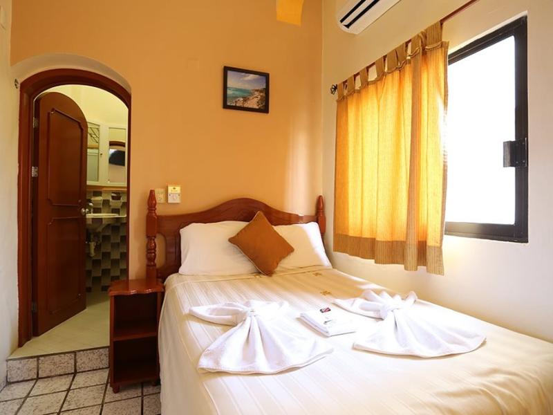 Hotel Bucaneros & Suites