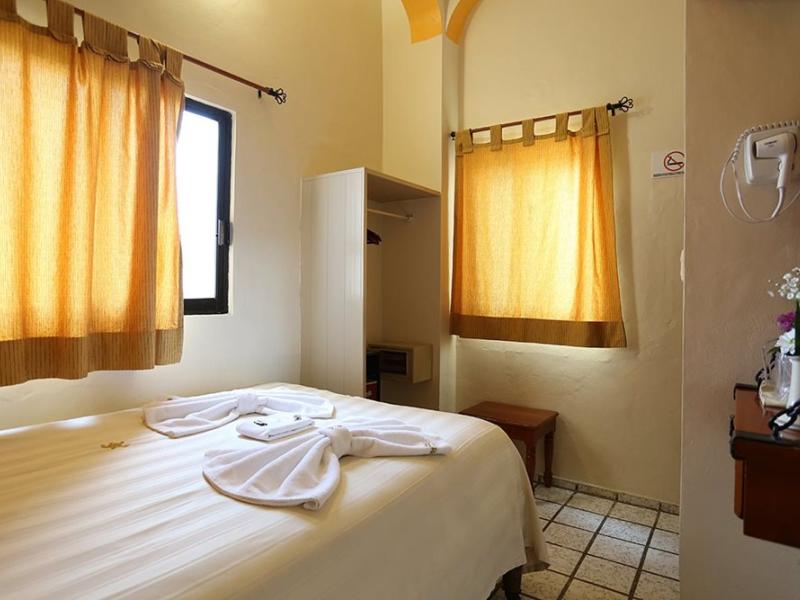 Hotel Bucaneros & Suites