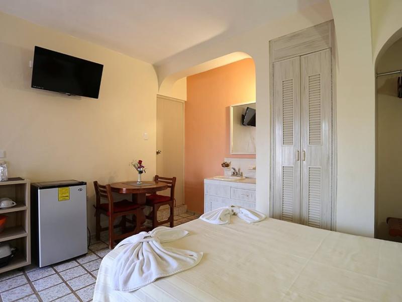 Hotel Bucaneros & Suites