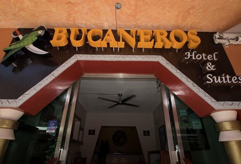 Hotel Bucaneros & Suites