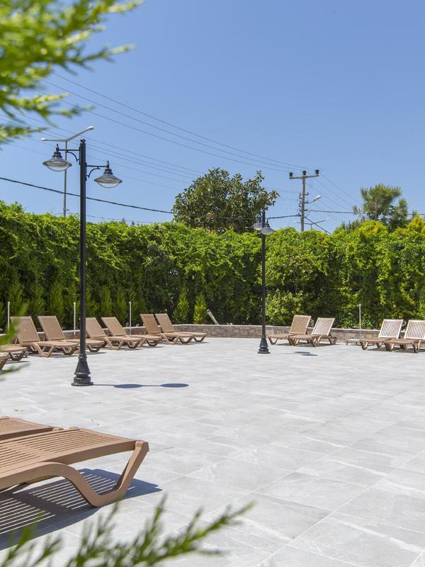 Side Resort Annex