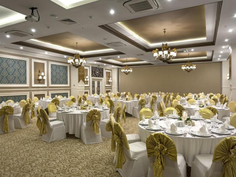 Karmir Resort & Spa