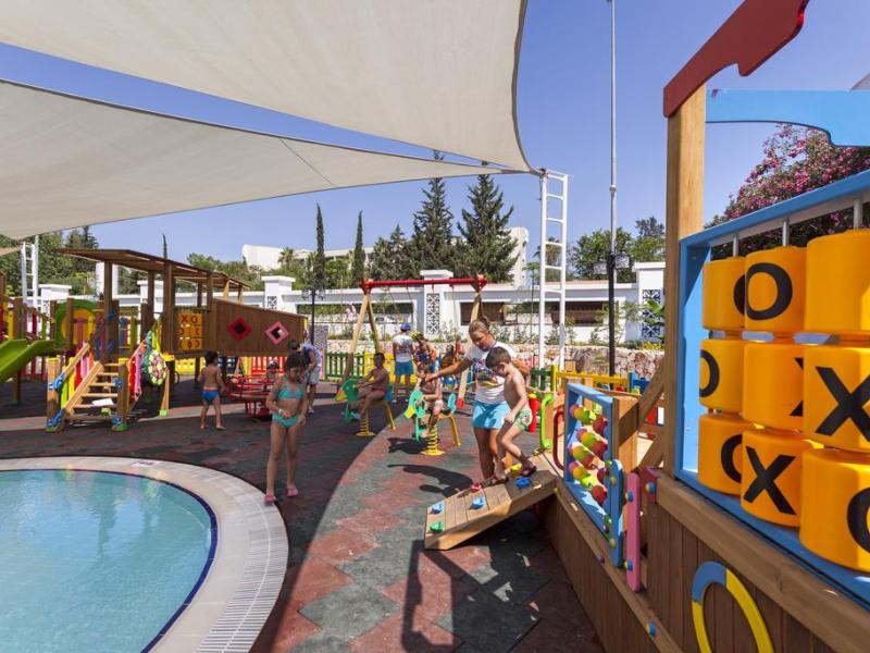 Karmir Resort & Spa