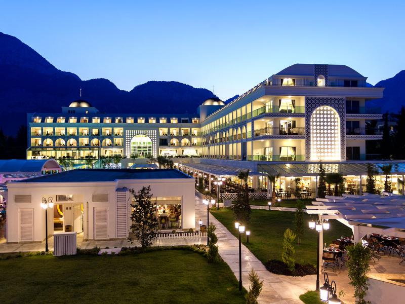 Karmir Resort & Spa