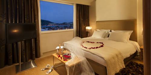 Chloe Hotel