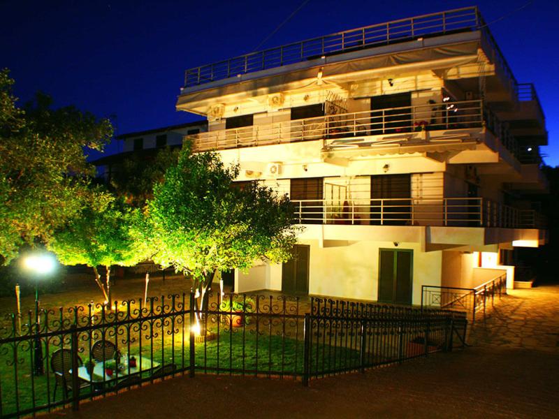 Salonikiou Beach Deluxe Apartments