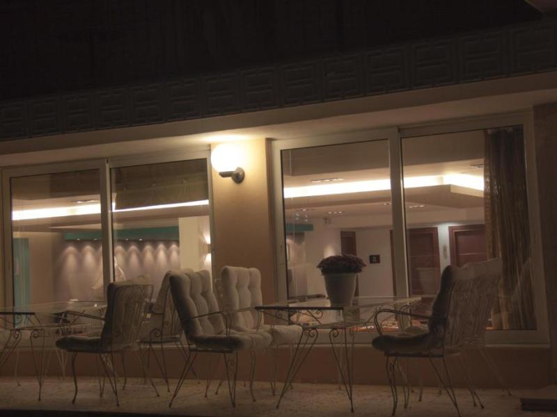 Saronis Hotel
