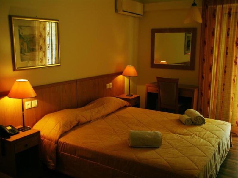 Saronis Hotel