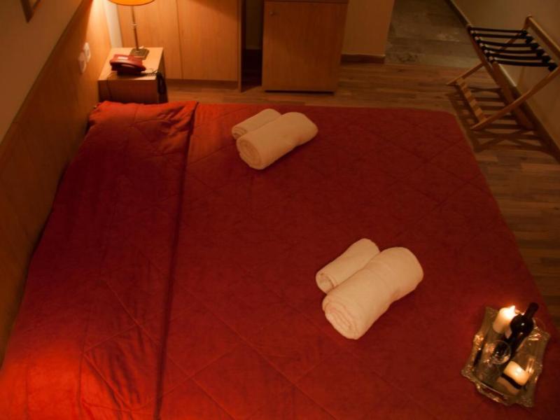 Saronis Hotel