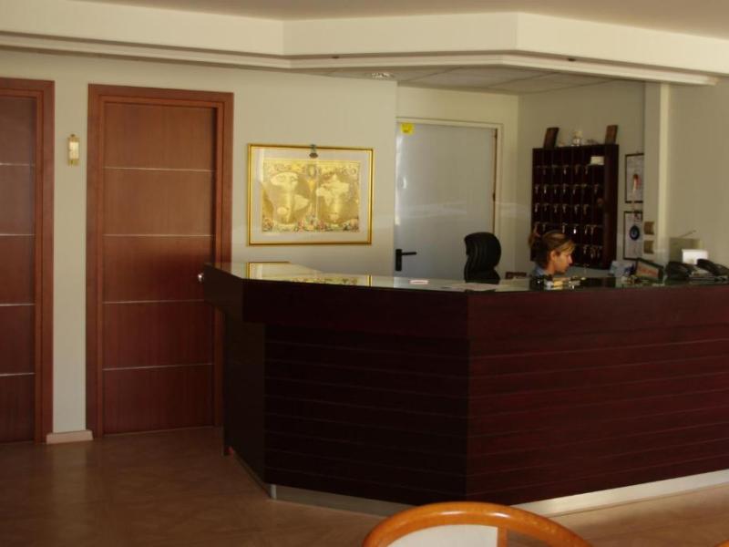 Saronis Hotel