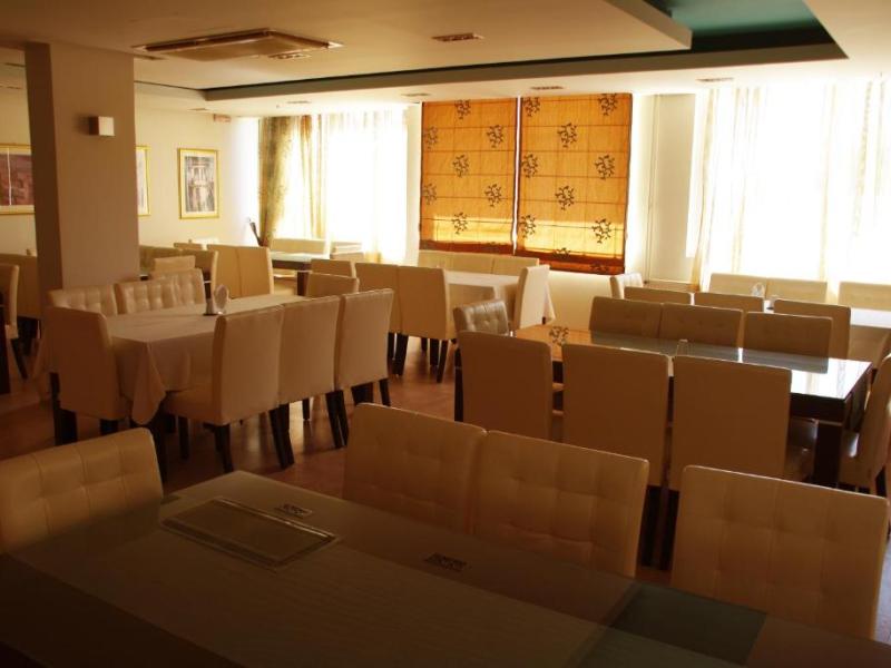 Saronis Hotel