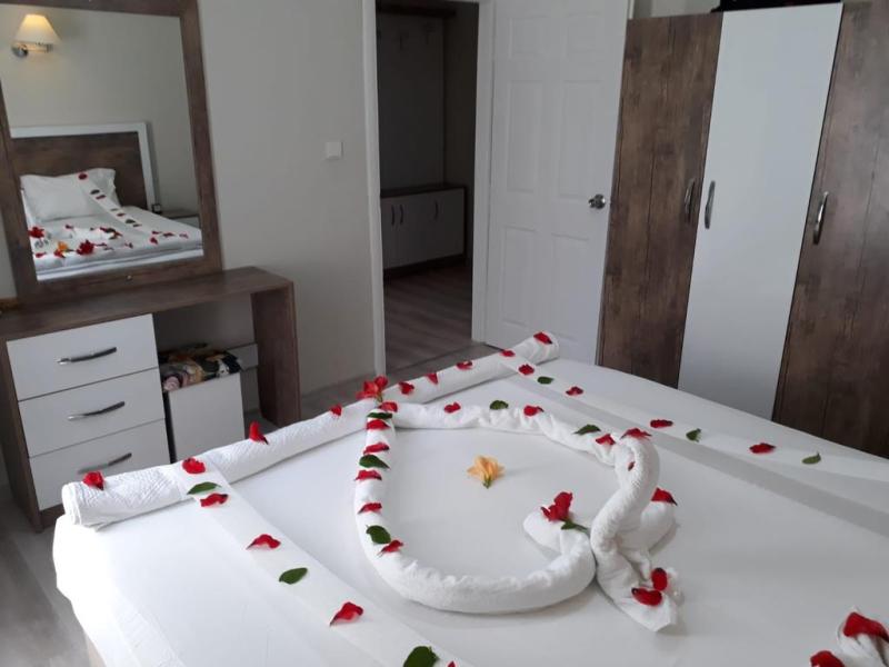 Cleopatra King Apart