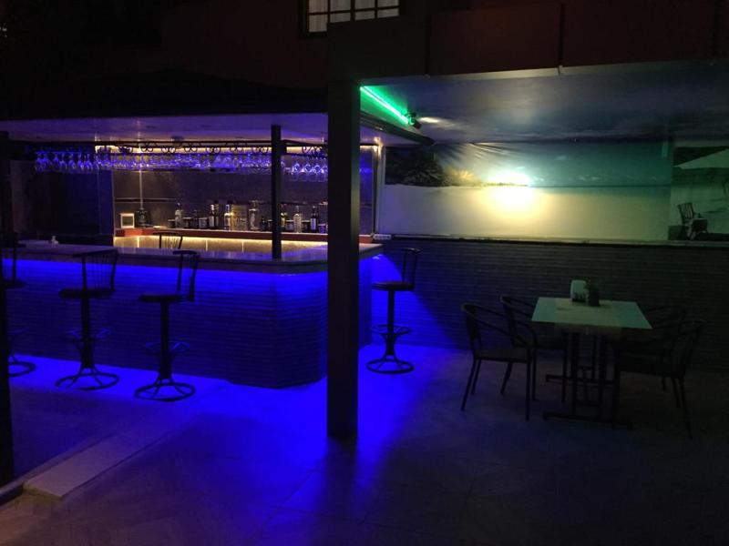 Cleopatra King Apart