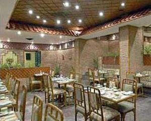 Отель Hotel Clarks Shiraz Индия, Агра, фото 4