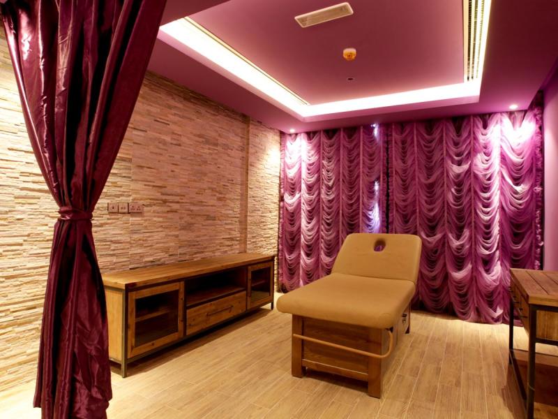 Palette Royal Reflections Hotel