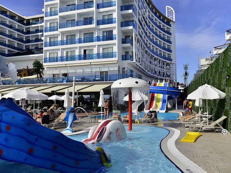 Azura Deluxe Resort & Spa Hotel