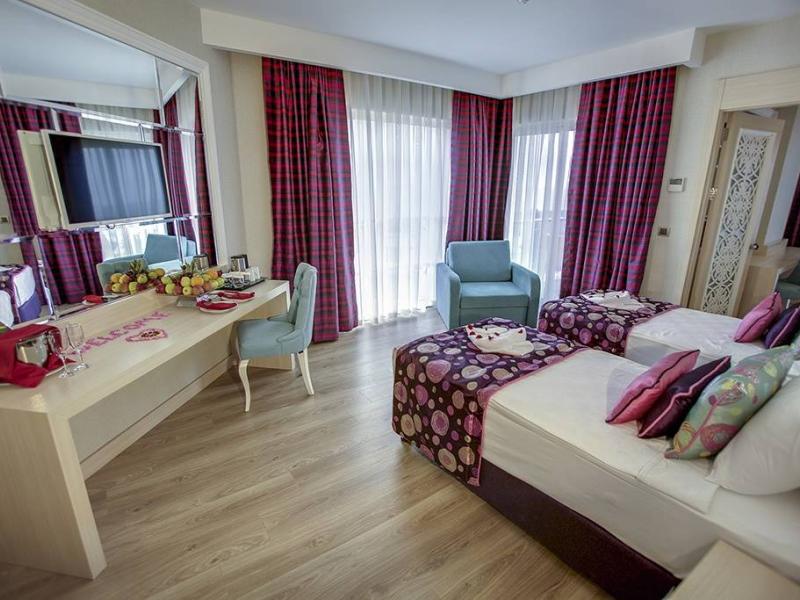 Azura Deluxe Resort & Spa Hotel