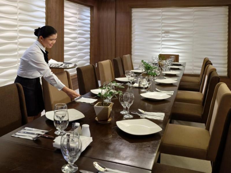 Golden Prince Hotel and Suites