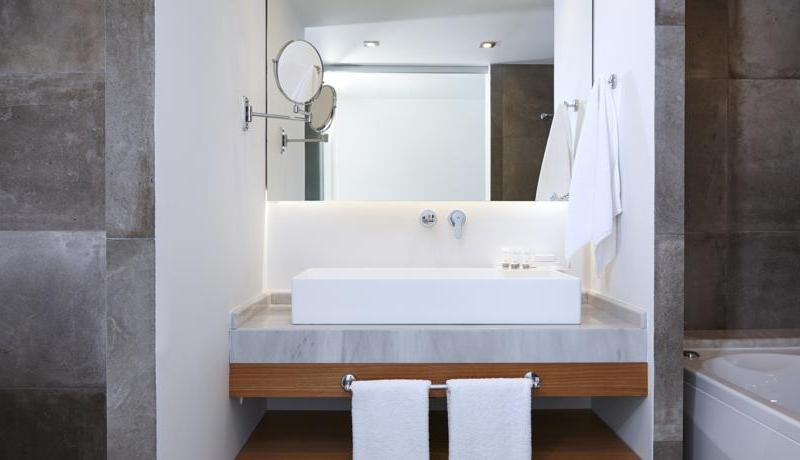 Lichnos Beach Hotel & Suites