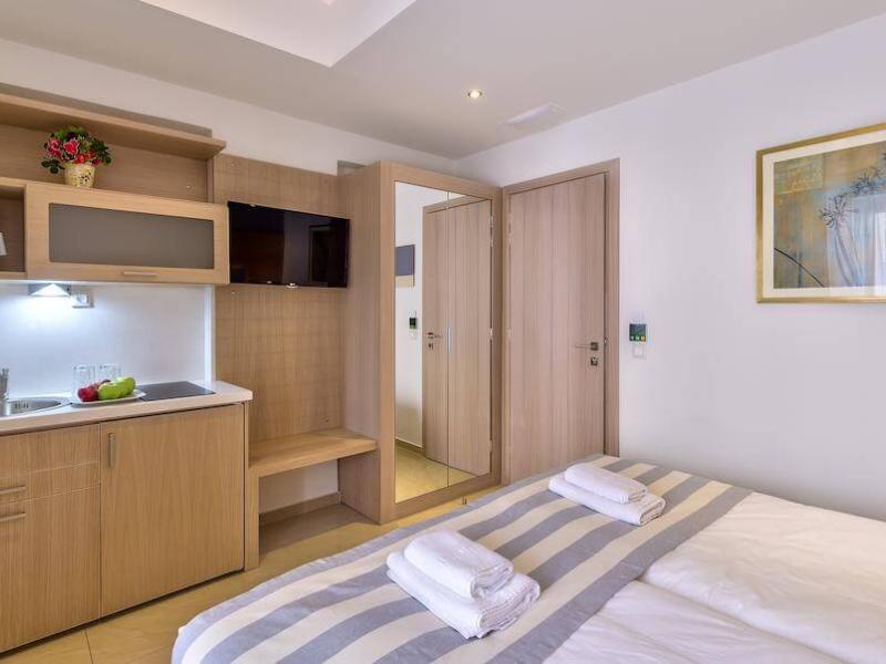 Leonidas Hotel Apartaments