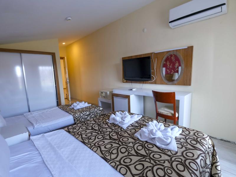 Club Tess Hotel (16+)