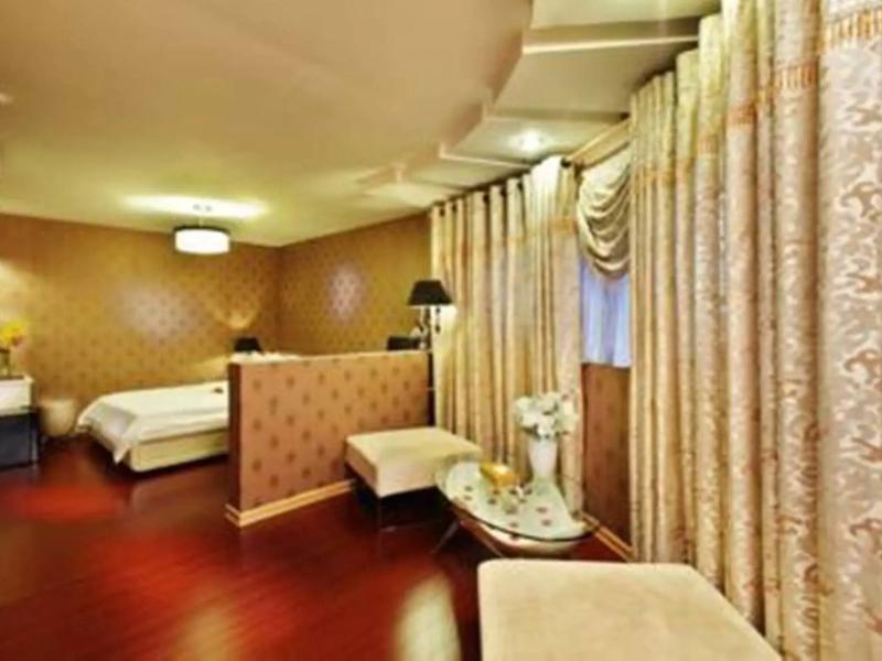 The White Hotel 8A Thai Van Lung
