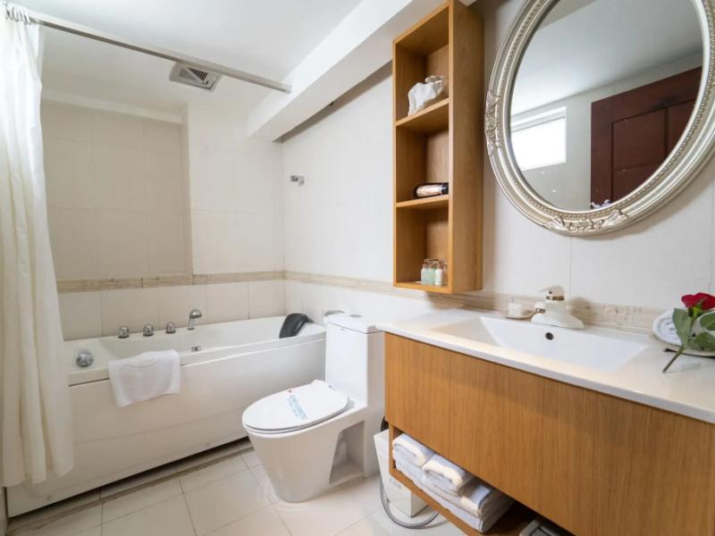 The White Hotel 8A Thai Van Lung