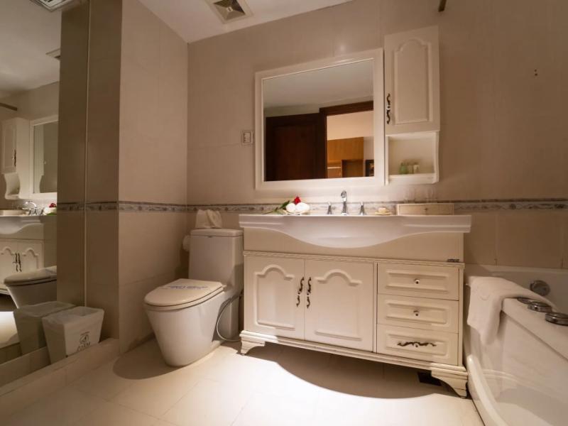 The White Hotel 8A Thai Van Lung