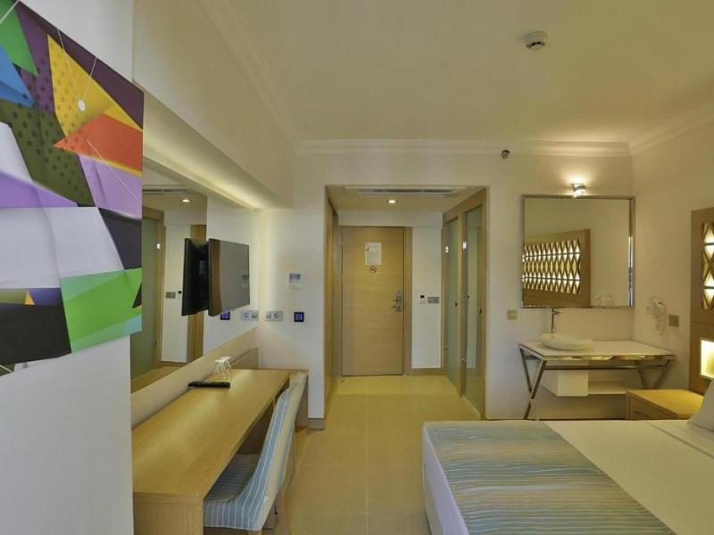 Aurasia Deluxe Hotel