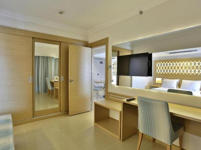 Aurasia Deluxe Hotel