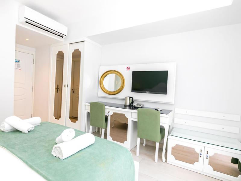 Montebello Deluxe Hotel