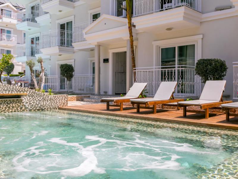 Montebello Deluxe Hotel