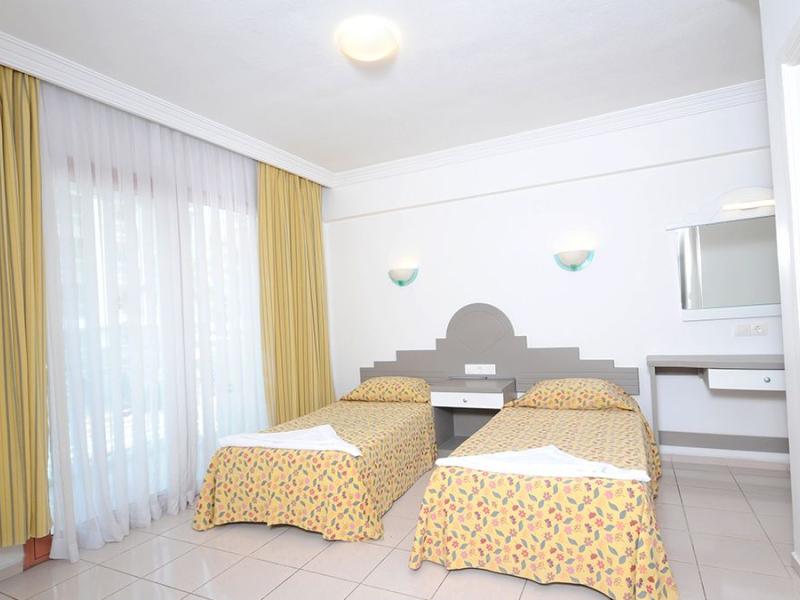 MidPoint Club & Suites Hotel