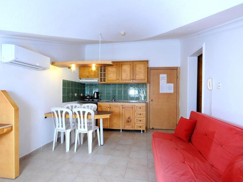 MidPoint Club & Suites Hotel