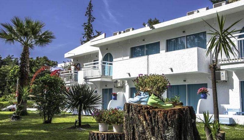 Pine Trees Art Hotel