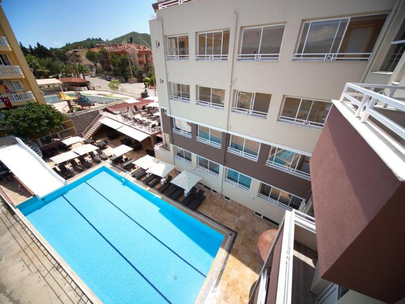 Comet Hotel & Resort
