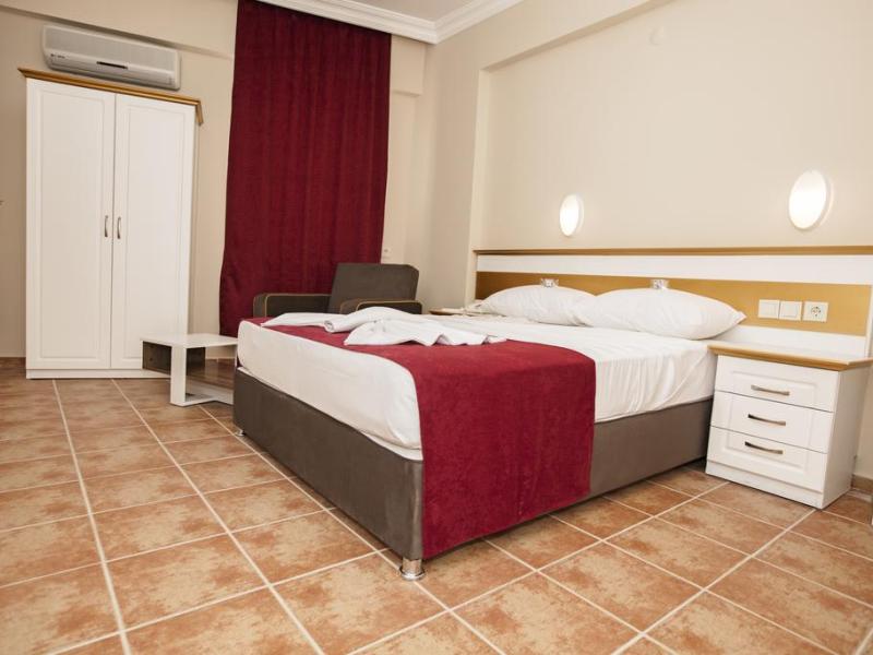 Comet Hotel & Resort