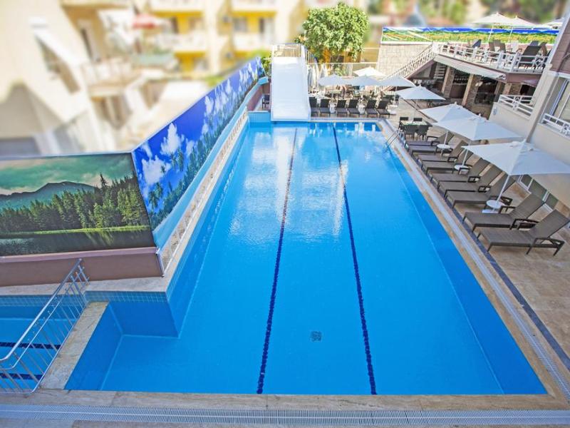 Comet Hotel & Resort
