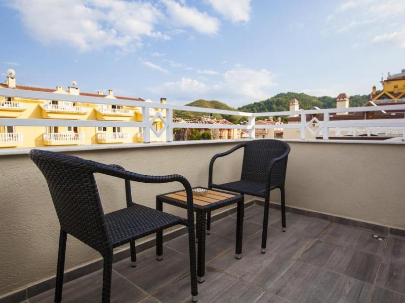 Comet Hotel & Resort