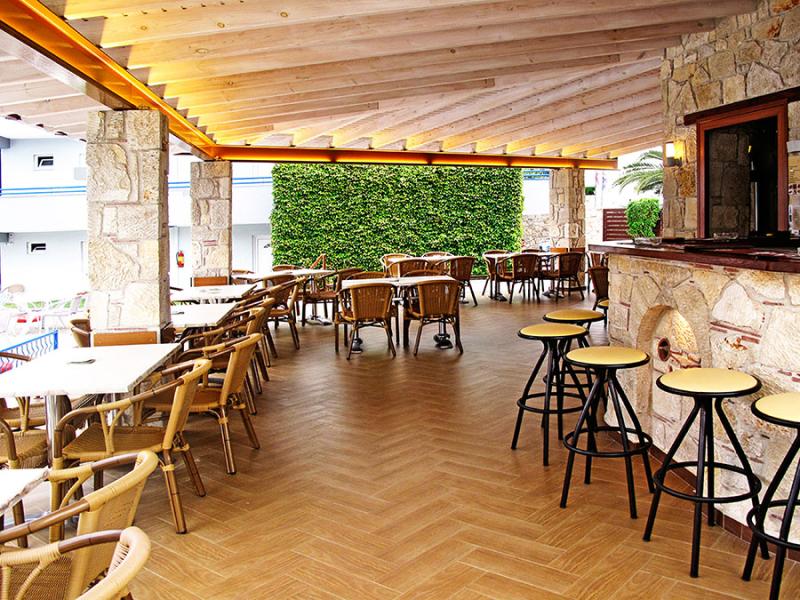 Royal Hotel and Suites