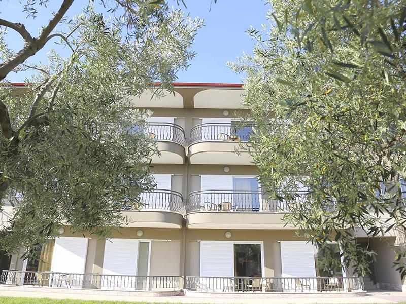 Royal Hotel and Suites