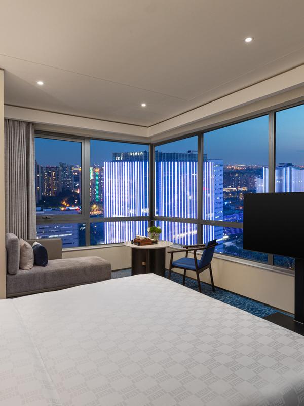 Hualuxe Shanghai Changfeng Park by IHG 
