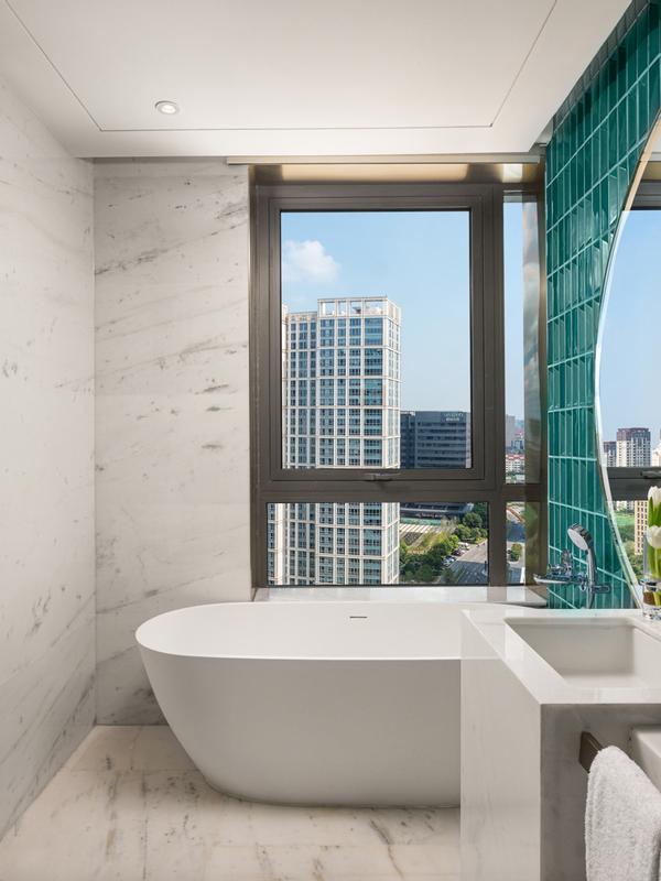 Hualuxe Shanghai Changfeng Park by IHG 