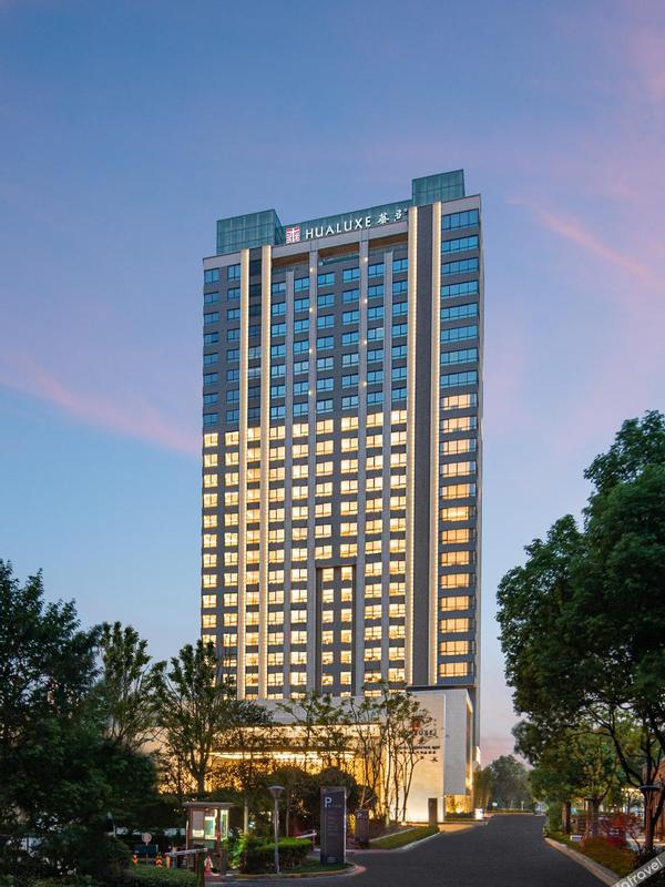 Hualuxe Shanghai Changfeng Park by IHG 