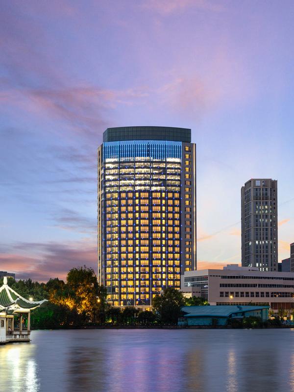 Hualuxe Shanghai Changfeng Park by IHG 