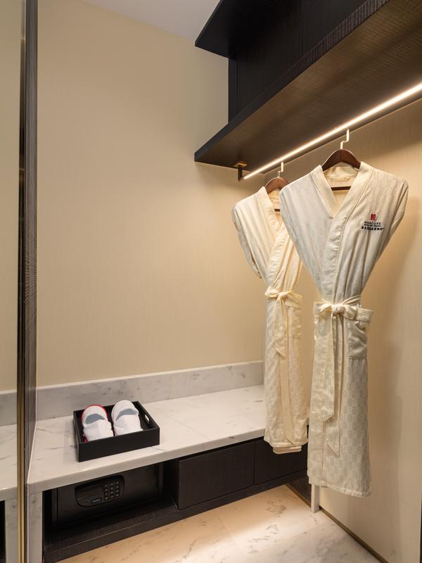 Hualuxe Shanghai Changfeng Park by IHG 