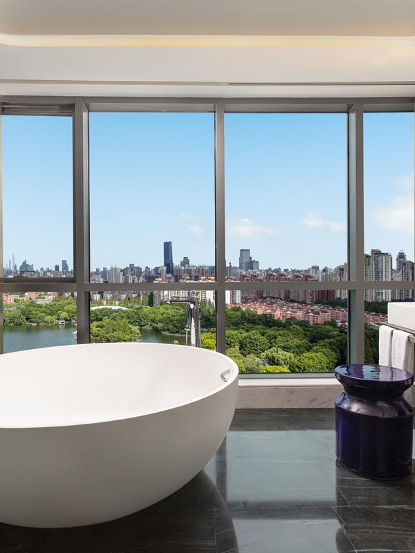 Hualuxe Shanghai Changfeng Park by IHG 
