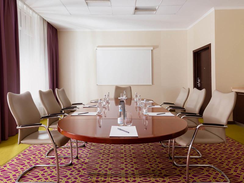 Cort Inn St. Petersburg Hotel & Conference Center