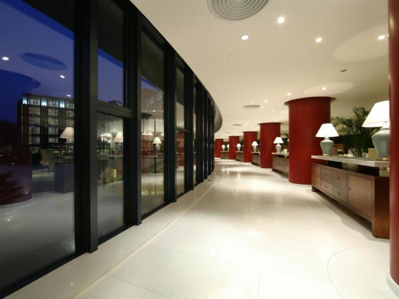 The Lakeview Hotel