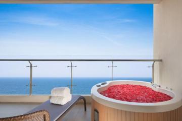 Отель Aloha Oceanfront Suite Resort Китай, Санья, фото 3